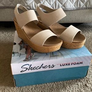 NWOT Skechers Luxe Foam Wedges